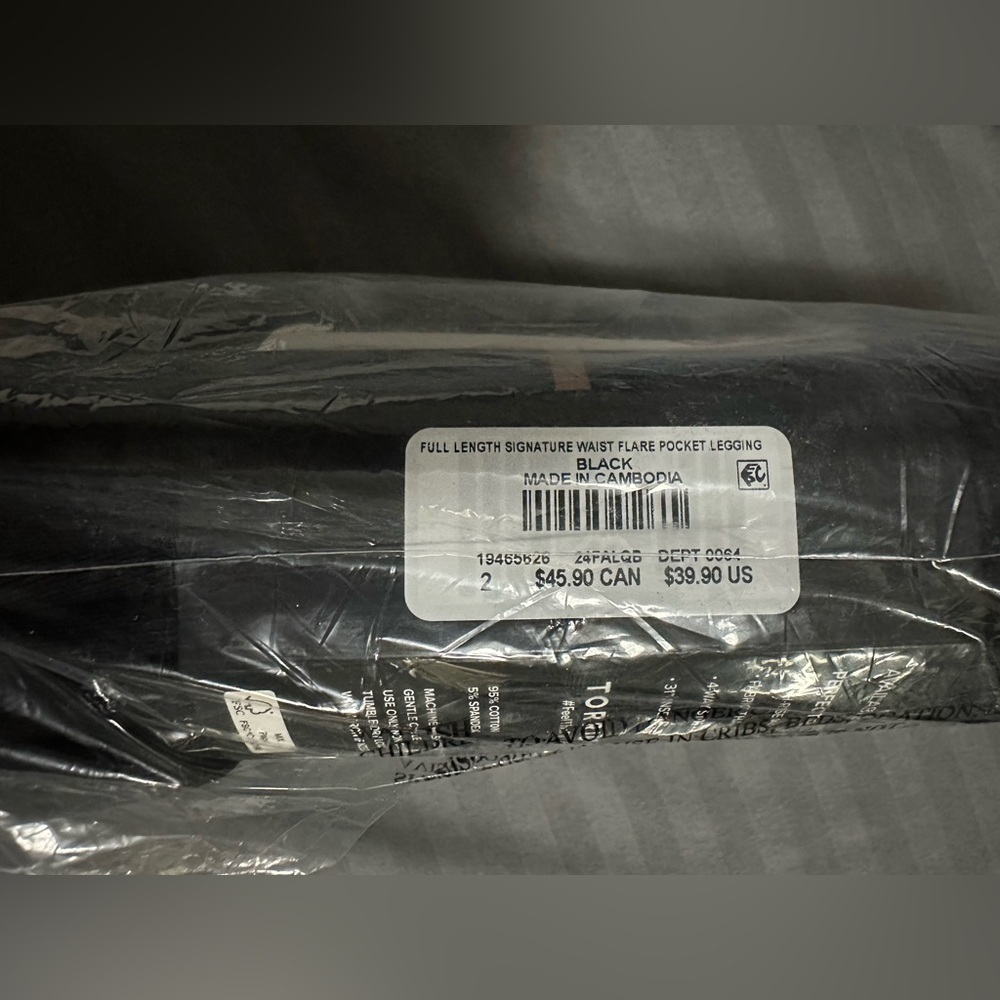 ✨ NWT ✨ Torrid: Women’s Black Full Length Flare Leggings with Pockets- Size 2 - Picture 6 of 9
